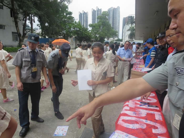 陳瑞安（左二）帶領隊員發放防詐騙宣傳單