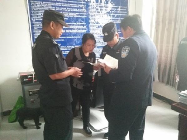 陳瑞安(中)帶領隊員檢查出租房